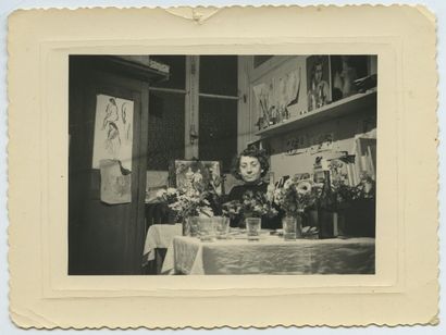 null Artiste peintre non identifiée dans son atelier, mars 1951. Épreuve argentique...