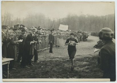 null Mrs. DUPONT (xxe century). Winner of the Dubonnet Cup, women's cross country....