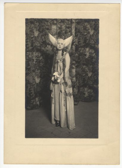 null Ball of the Count of BEAUMONT (1883-1956). Vintage silver print mounted on cardboard,...