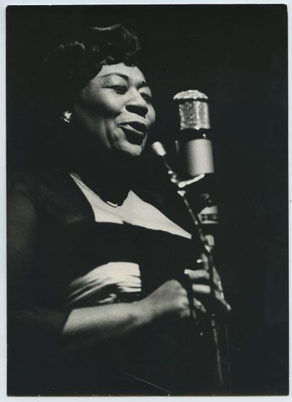 null Ella FITZGERALD (1917-1996), American singer. Vintage silver print, 18 x 13...