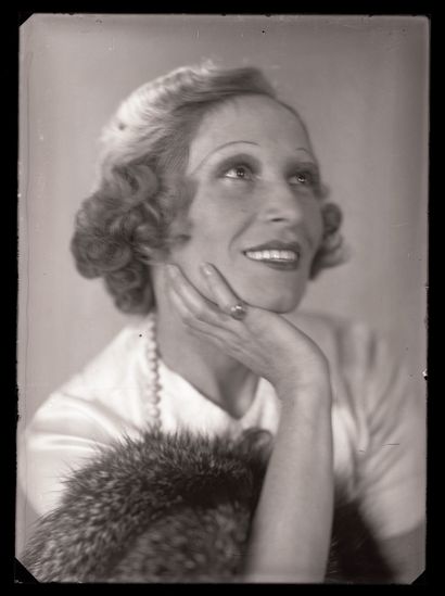 null Renée DAHON (1893-1969), actrice. Seconde épouse de Maurice MAETERLINCK (1862-1949)....