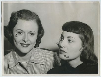 null [Maquillage] Des initiales publicitaires remplacent les mouches, 1948. Èpreuve...
