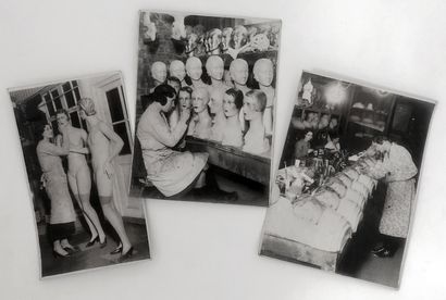 null [FASHION] Mannequin workshop (20th century). 3 silver prints, 19 x 14 cm and...