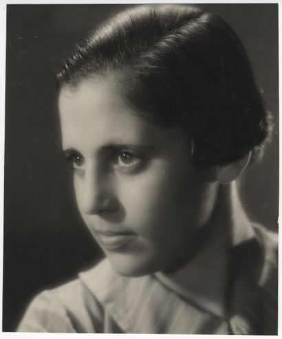 null Françoise GIROUD (1916-2003), journalist and writer. Vintage silver print, 25...