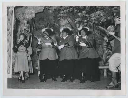 null The PETER'S SISTERS, actives entre 1937 et 1963, chanteuses. 6 épreuves argentiques...