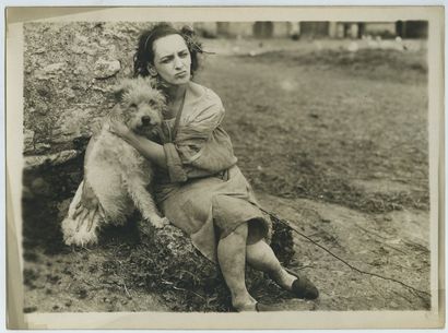 null Berthe BOVY (1887-1977), comédienne belge. Photo du tournage de Dans la terre,...
