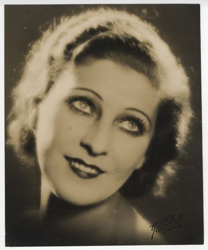 null Mary COSTES (20th century), actress. Vintage silver print, 27,7 x 22,8 cm. Stamp...