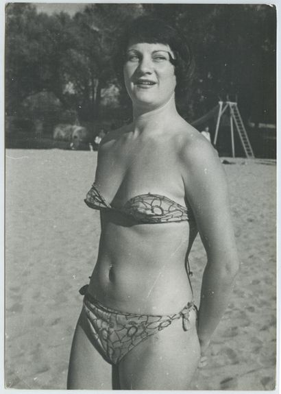 null Dominique DAVRAY (1919-1998), actress. Vintage silver print, 16,4 x 9,4 cm....