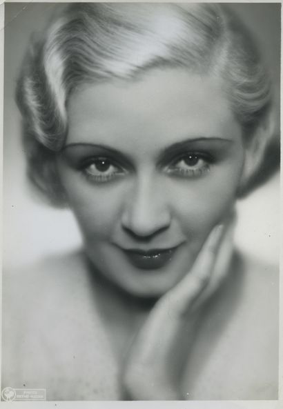 null Mona GOYA (1909-1961), actrice. Épreuve argentique d'époque 22,5 x 15cm. Cachet...