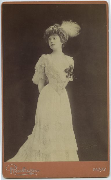 null Geneviève LANTELME (1883-1911), actress and courtesan. Vintage silver print,...