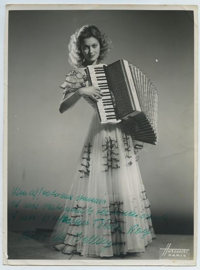 null Aimée du BELLAY (xxe century), accordionist. Vintage silver print, 24 x 17,6...