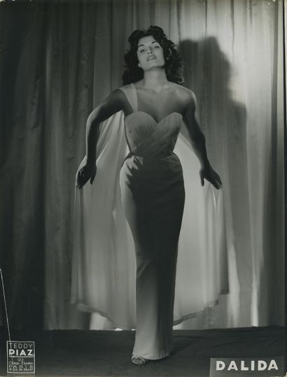 null DALIDA (1933-1987), chanteuse et actrice. Épreuve argentique d'époque, 24 x...