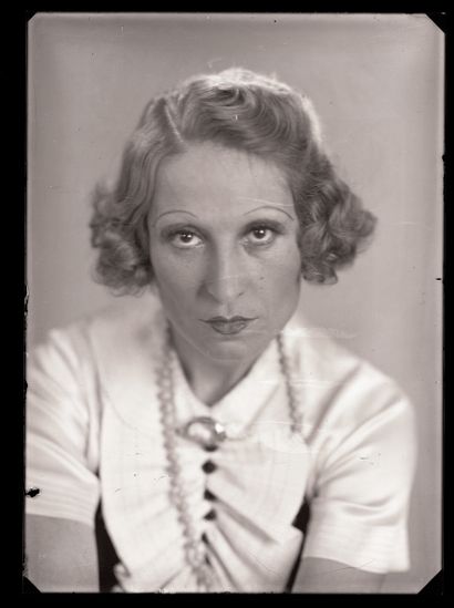 null Renée DAHON (1893-1969), actress. Second wife of Maurice MAETERLINCK (1862-1949)....