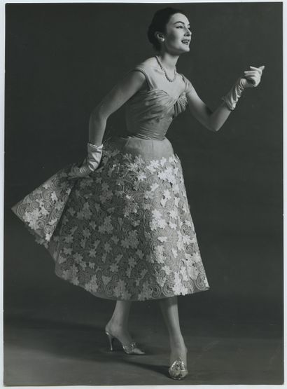 null [MODE] Mannequin portant une création de Jacques FATH en juin 1955. Épreuve...