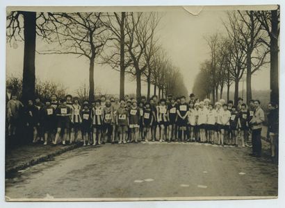 null [SPORT] Women's Cross Country 1921. Vintage silver print, 12,6 x 17,6 cm. Agency...