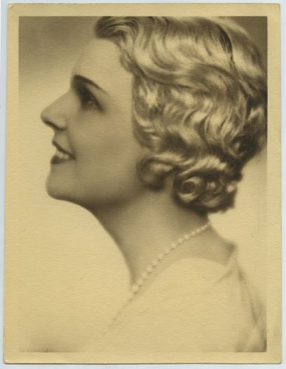 null Elvire POPESCO (1894-1993), actress. Vintage silver print, 24 x 18,2 cm.