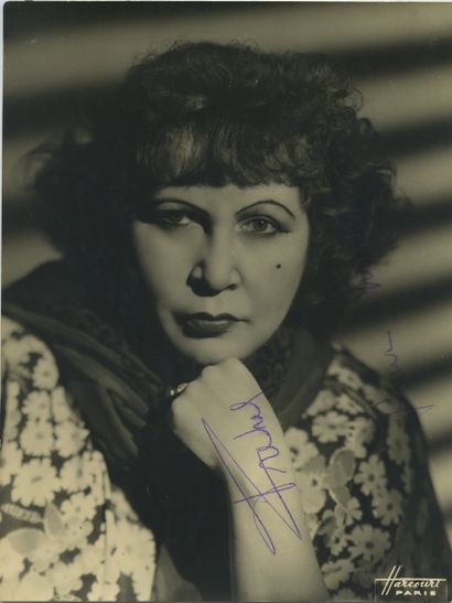 null FRÉHEL (1891-1951), chanteuse. Épreuve argentique d'époque 24 x 18 cm. Dédicacée...