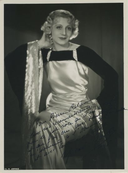 null Yvonne GARAT (1898-1942), actress. Vintage silver print, 23,5 x 17cm. Dedicated,...