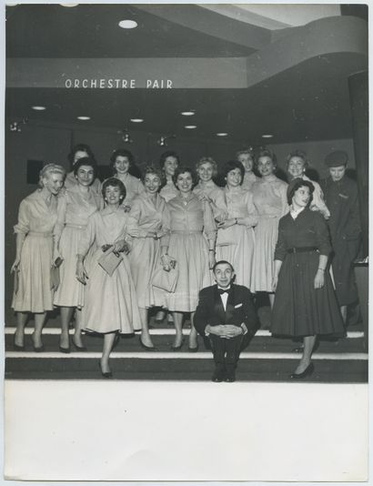 null The Ushers at the Olympia, ca. 1950. Vintage silver print, 24 x 18.2 cm.