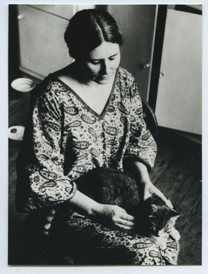 null Doris LESSING (1919-2013), British novelist. Vintage silver print, 11.8 x 8.8...