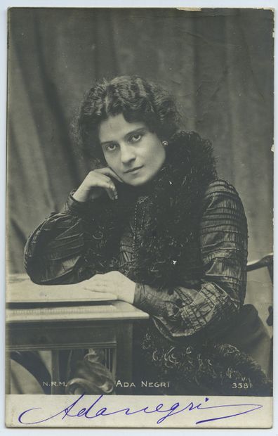 null Ada NEGRI (1870-1945), poétesse italienne. Épreuve argentique d'époque, 13,6...