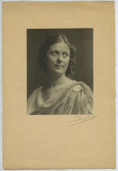 null Isadora DUNCAN (1877-1927), dancer. Vintage silver print mounted on cardboard,...