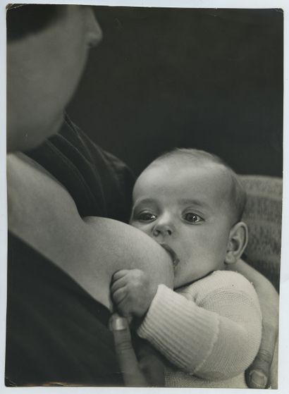 null [NETHERLANDS] Maternity. Vintage silver print, 26.2 x 19 cm. Stamp of the photographer...