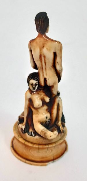 null [Artiste non identifié]. L'homme et ses femmes, vers 1980. Statuette en os,...