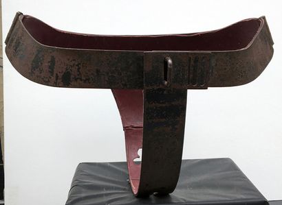 null CHASTER BELT, France, circa 1930. Metal, burgundy leather interior, height 32...