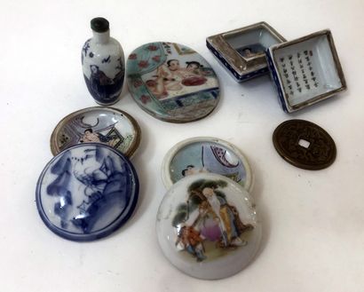 null CHINE-JAPON. 6 objets en porcelaine et en bronze, formats divers. Quelques ...
