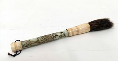 null REFINING. Brush of letterer, with a hard stone handle illustrated with a bird...