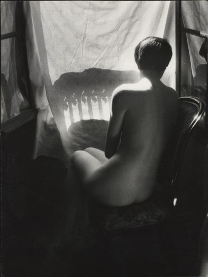 null Willy RONIS (1910-2009). Deena from behind, Sceaux, 1955. Vintage silver print,...