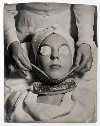 null [Unidentified Photographer] The Lady in the Spa, ca. 1930. Vintage silver print,...