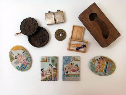 null CHINE-JAPON. 9 objets, soit : 4 carreaux, 1 moule en bois, 1 amulette, 1 sapèque...