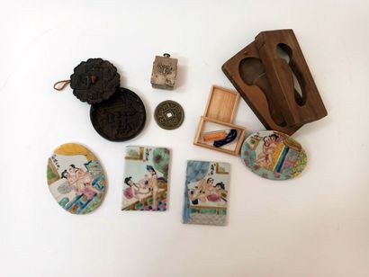 null CHINE-JAPON. 9 objets, soit : 4 carreaux, 1 moule en bois, 1 amulette, 1 sapèque...