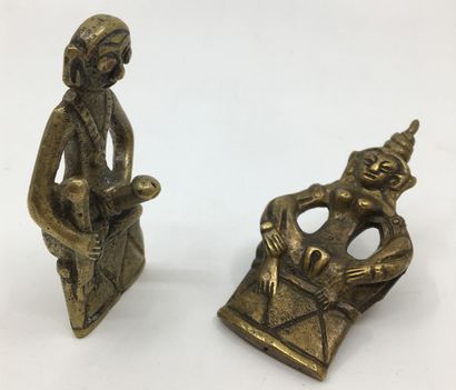null THAILAND. 2 double-sided bronzes. About 9.5 cm high. Joint: 2 Chinese dignitaries....