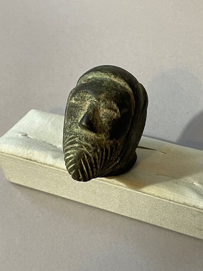 null Élément décoratif en bronze, extrémité d’accotoir à décor
d’une tête d’homme...