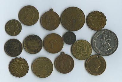 null ROYAUME-UNI. 15 médailles, monnaies et pièces commémoratives, formats diver...