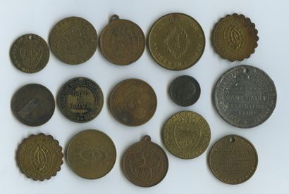 null ROYAUME-UNI. 15 médailles, monnaies et pièces commémoratives, formats diver...