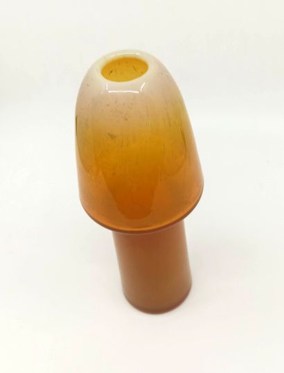 null Vase en verre orange, de forme phallique. Hauteur 27 cm.
