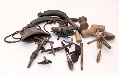 null AFRIQUE et divers. 20 objets en bois dont outils, cloche, couteaux, maillets,...