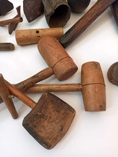 null AFRIQUE et divers. 20 objets en bois dont outils, cloche, couteaux, maillets,...