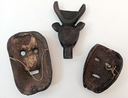 null NÉPAL et divers. 2 masques en bois. Joint : 1 sculpture en bois.