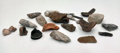null ARCHÉOLOGIE, OBJETS DE FOUILLES. 10 fragments de poterie en terre cuite et 13...
