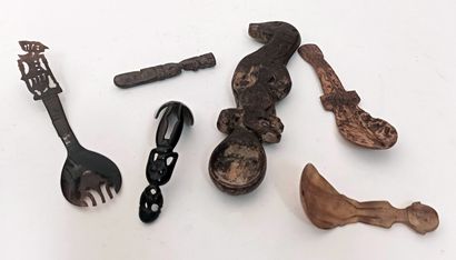 null INDE, INDONÉSIE et divers. 24 objets en bois et divers dont cuillères indonésiennes,...
