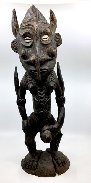 null PERSONNAGE ITHYPHALLIQUE. Sepik, Papouasie, Nouvelle Guinée, xxe siècle. Sculpture...