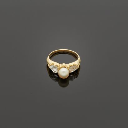 Yellow gold ring, 750 MM, centered on a cultured...