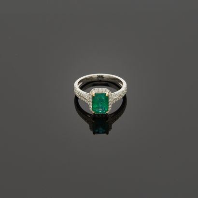 White gold ring, 750 MM, set with an emerald-cut...