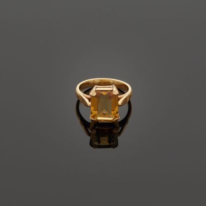 Yellow gold ring, 750 MM, set with a rectangular...