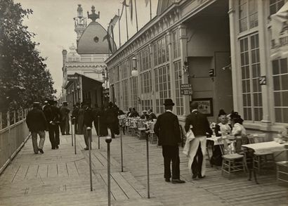 null Exposition Universelle Paris 1900
Vues et scènes animées : 
“Passerelle unissant...